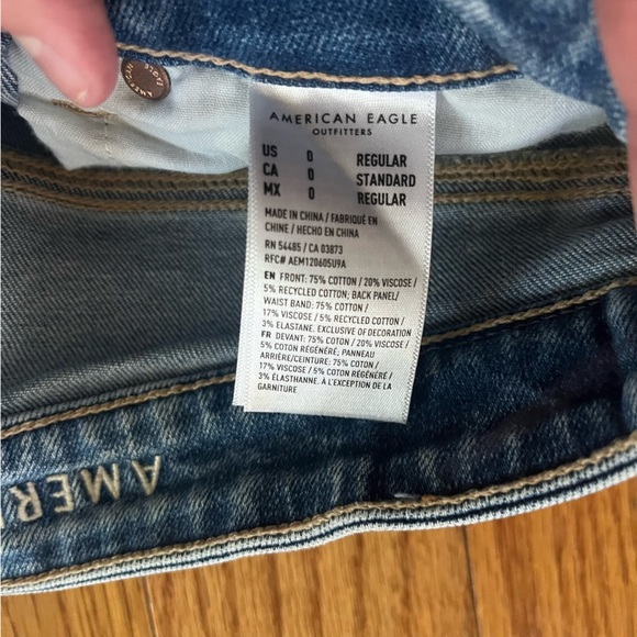 American Eagle Women’s Jeans Blown Out Knees Mom Jean Size 0 - Picture 5 of 8